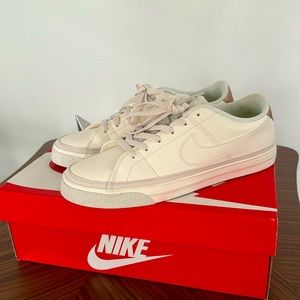 LIKE NEW🤩NIKE COURT LEGACY